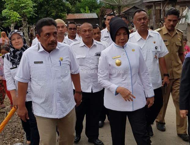 Wagubsu Tinjau bedah rumah di Tapsel