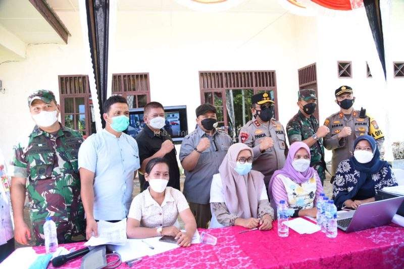 Bupati Tapsel Dampingi Kapoldasu Saat Tinjau Vaksinasi Massal Serentak Bagi Lansia dan Masyarakat Umum