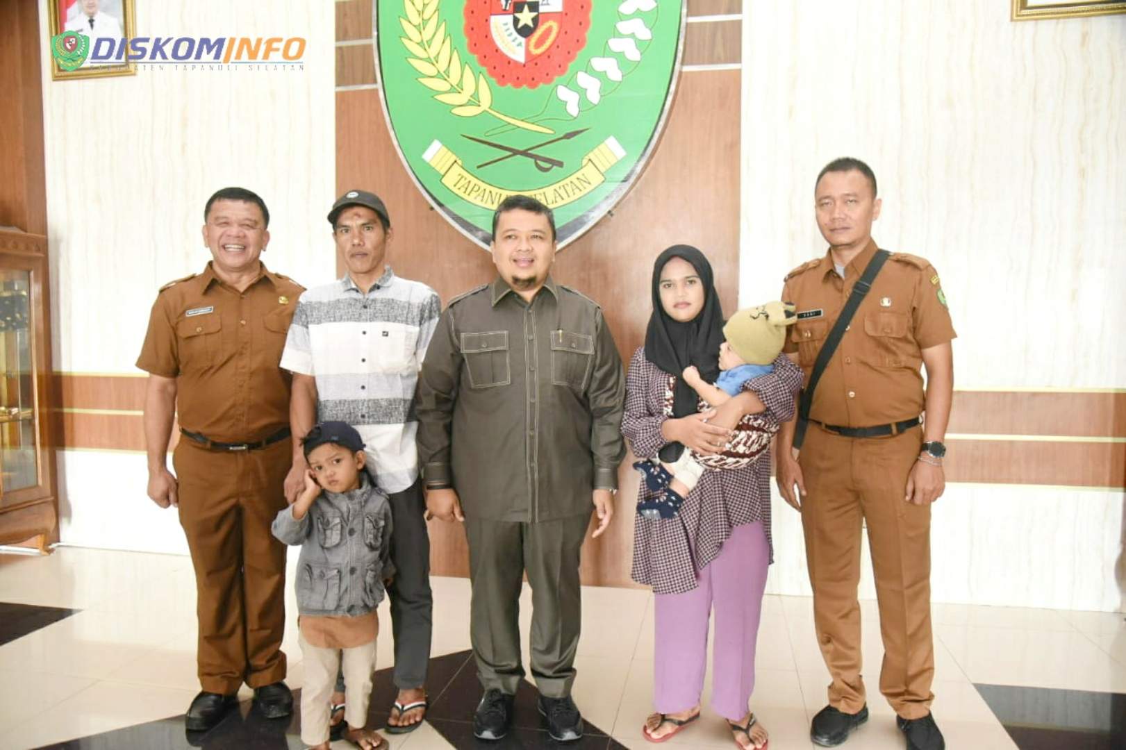 Bupati Tapsel Serahkan Bantuan Ke Penyandang Masalah Kesejahteraan Sosial