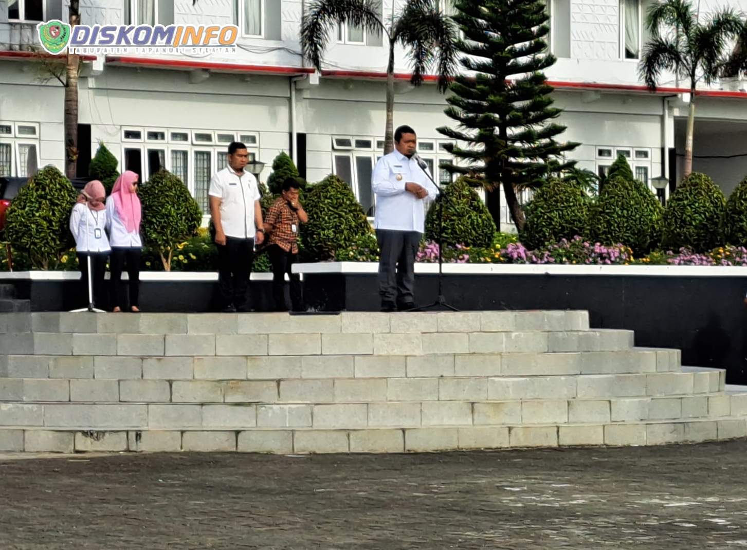 Bupati Dolly Ajak ASN/THL Meriahkan Malam Pagelaran Seni Budaya di PRSU ke-49