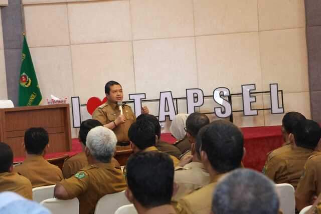 Bupati Dolly Imbau Ke Kepdes se Tapsel Agar Laksanakan Tugas Sesuai Peraturan Yang Berlaku