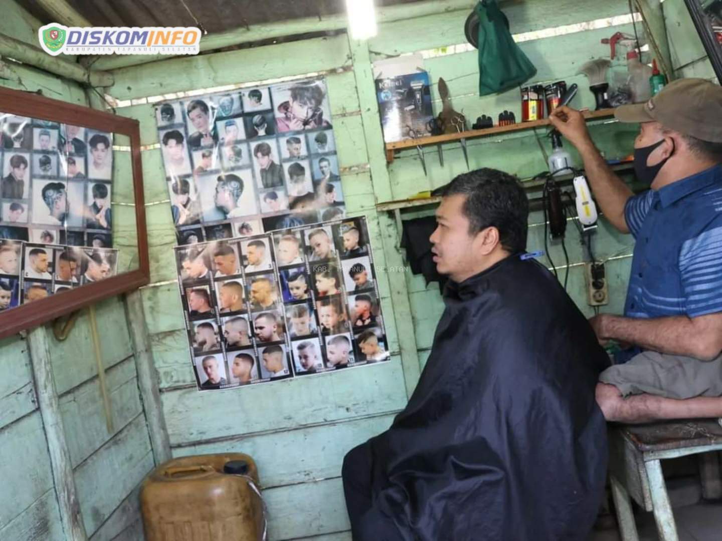 Menuju kantor, Bupati Tapsel cukuran dulu di tukang pangkas penyandang disabilitas