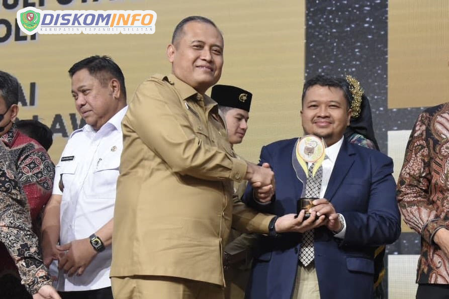 Pemkab Tapsel Raih Penghargaan Predikat Informatif dari Komisi Informasi Sumut