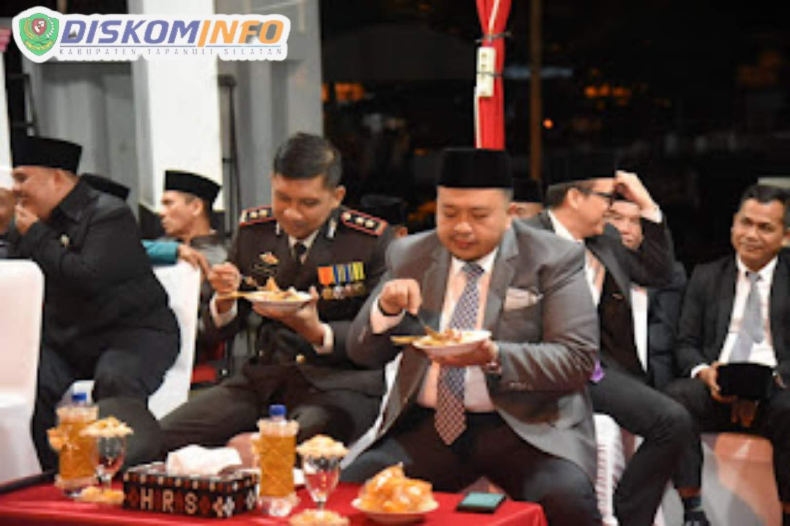 Bupati Bersama Forkopimda Tapsel Terlihat Kompak Menikmati Sate Gerobak