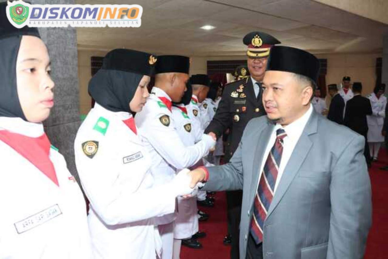 Bupati Dolly Kukuhkan 68 Anggota Paskibra Kabupaten Tapsel 