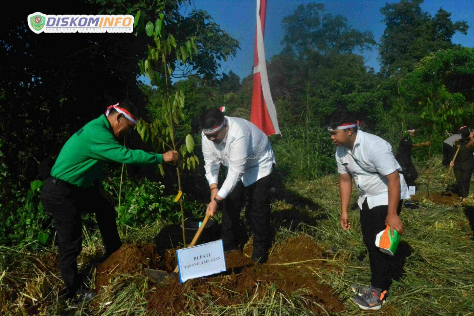 Bupati Dolly Pasaribu Sambut Positif Penanaman Bibit Pohon Yang Dilakukan Polres Tapsel