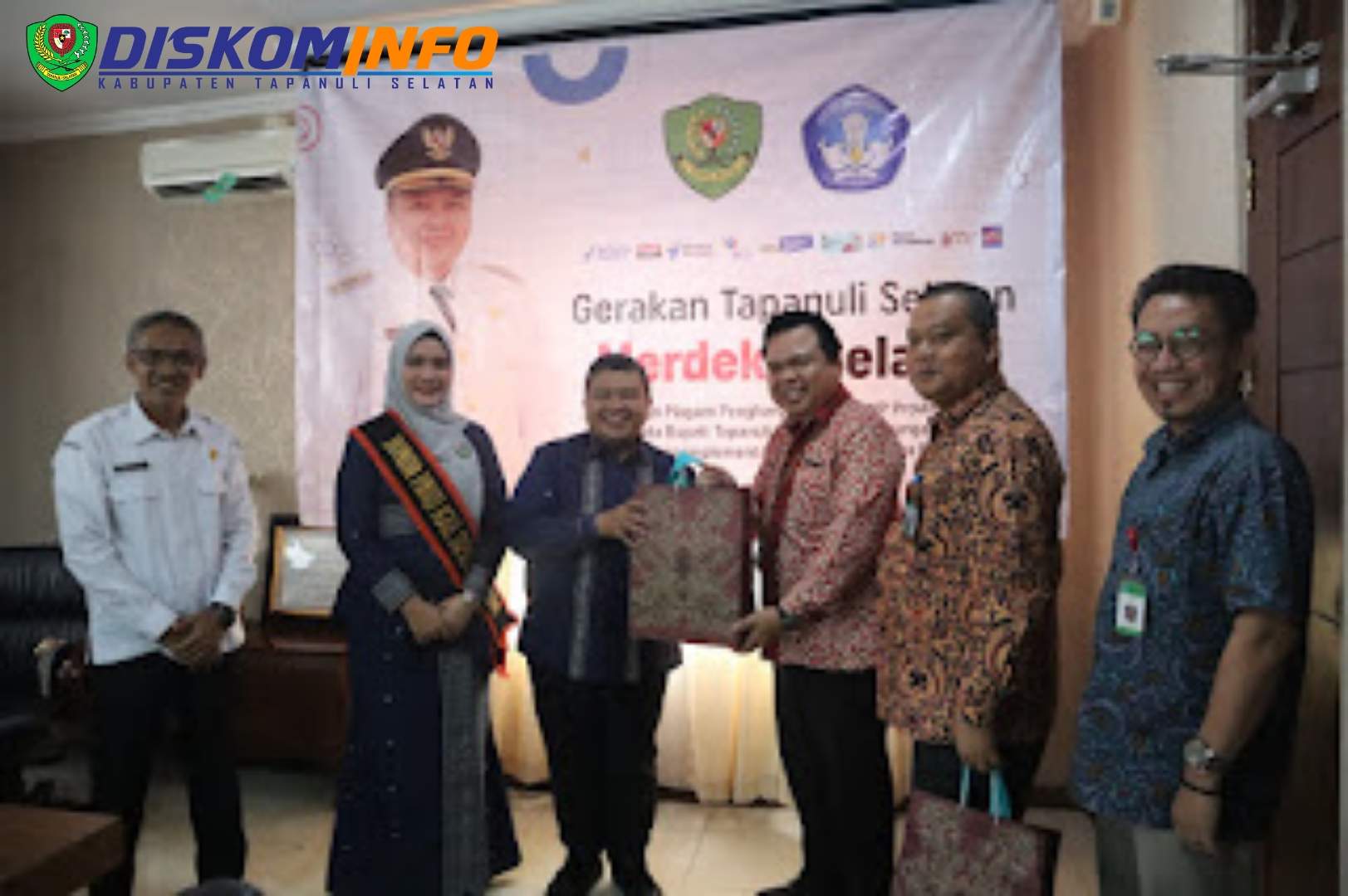 Bupati Tapsel H.Dolly Pasaribu SPT MM didampingi Bunda PAUD Terima Penghargaan Dari BPMP Sumut