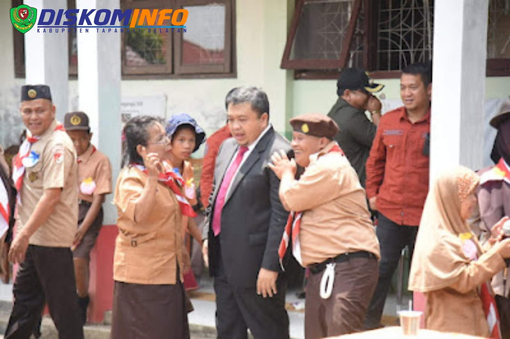 Bupati Tapsel Motivasi Anak-anak Spesial di SLB Angkola Timur : Tetap Semangat