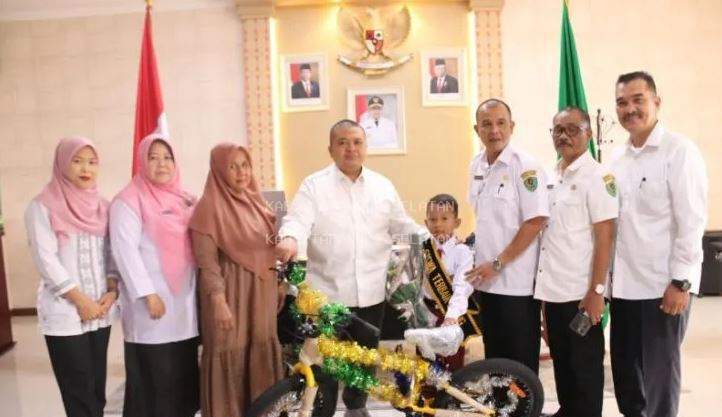Usai Bertemu Jokowi, Bocah SD Dapat Hadiah Sepeda Dari Bupati Tapsel