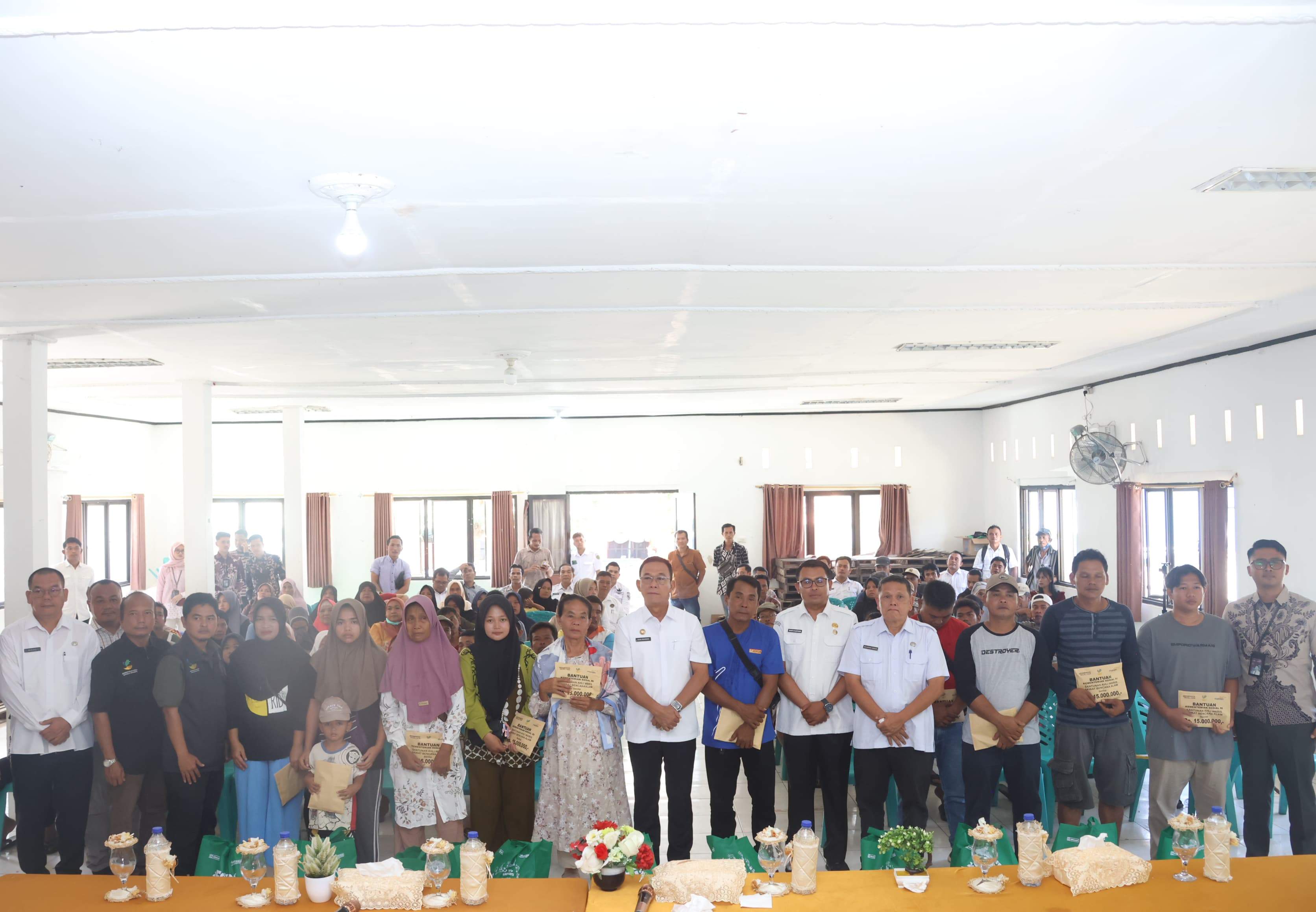 Bupati Tapsel Salurkan Santunan Kemensos RI kepada Ahli Waris Korban Bencana di Batangtoru