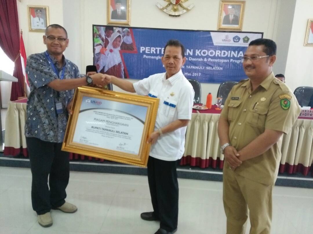 Bupati Tapanuli Selatan Terima Piagam Penghargaan dari USAID PRIORITAS