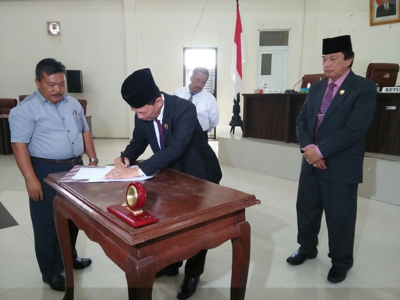 DPRD Sahkan Ranperda P. APBD Tapsel 2017