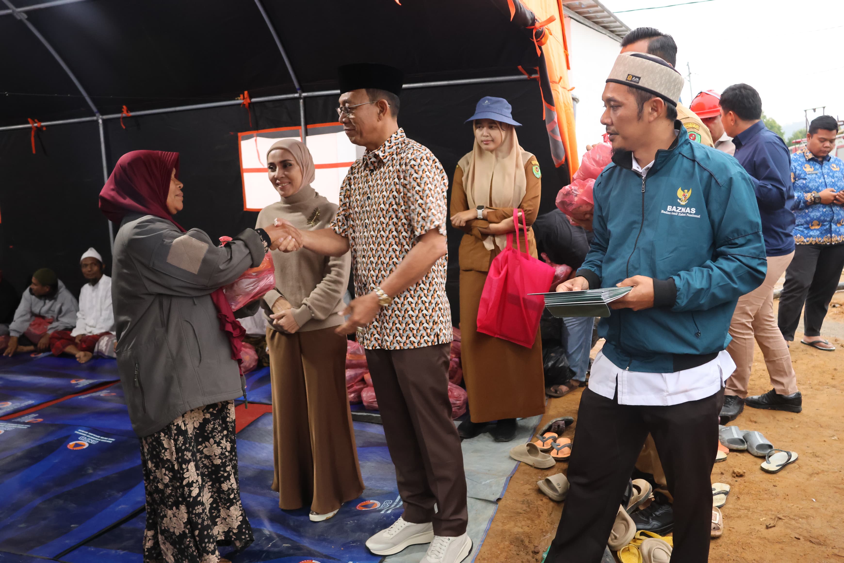 Bupati Gus Irawan Bersama Ketua TP PKK Tapsel Berbagi di Huntara Aek Latong, Warga Terima Zakat dan Bantuan Pusat