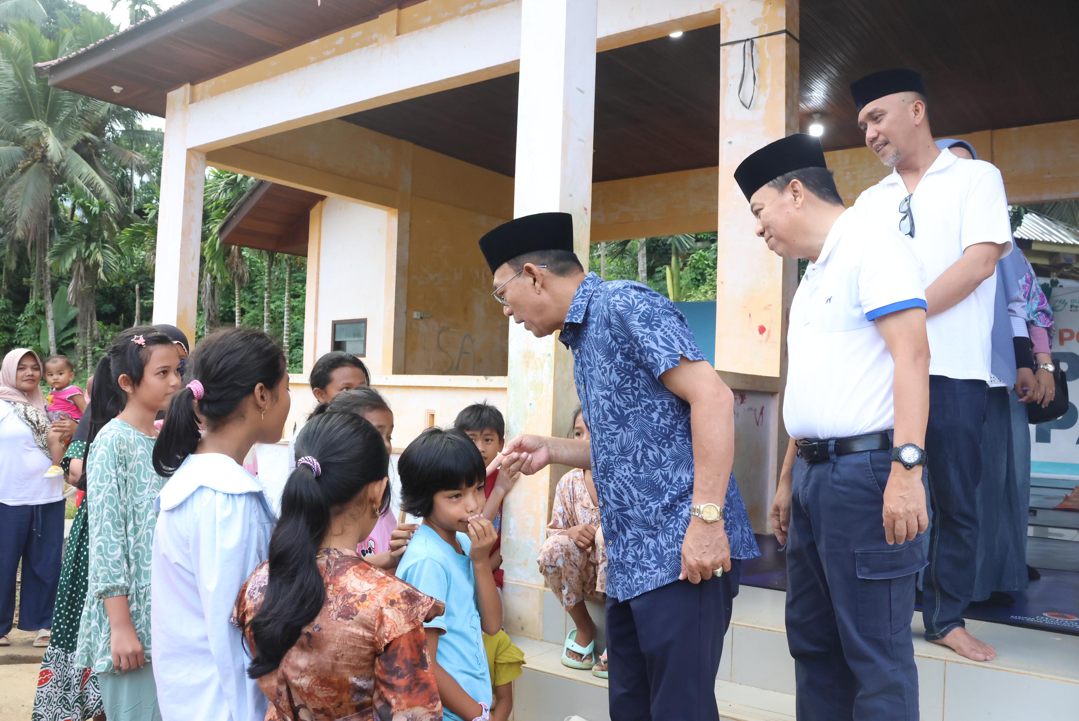 Bupati Tapsel Salurkan Zakat Mal dan Bantuan Ketua MPR RI Ahmad Muzani kepada Warga Huntara Simarpinggan